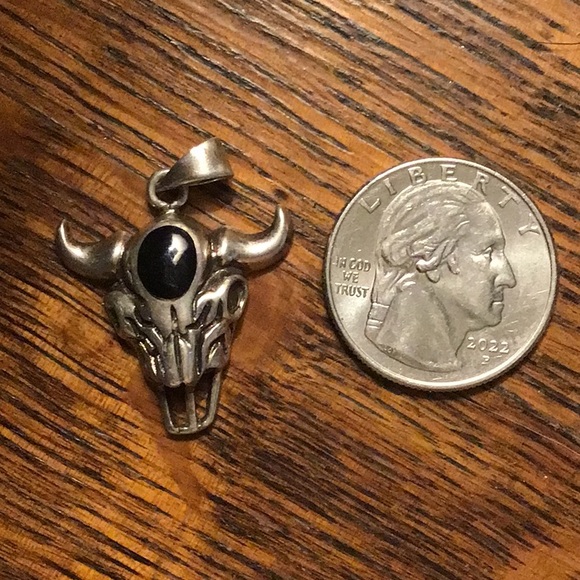 Jewelry - Sterling onyx western pendant